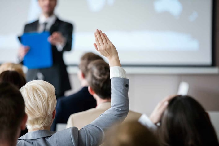 beneficios-pos-em-docencia - mulher levantando a mão em sala de aula