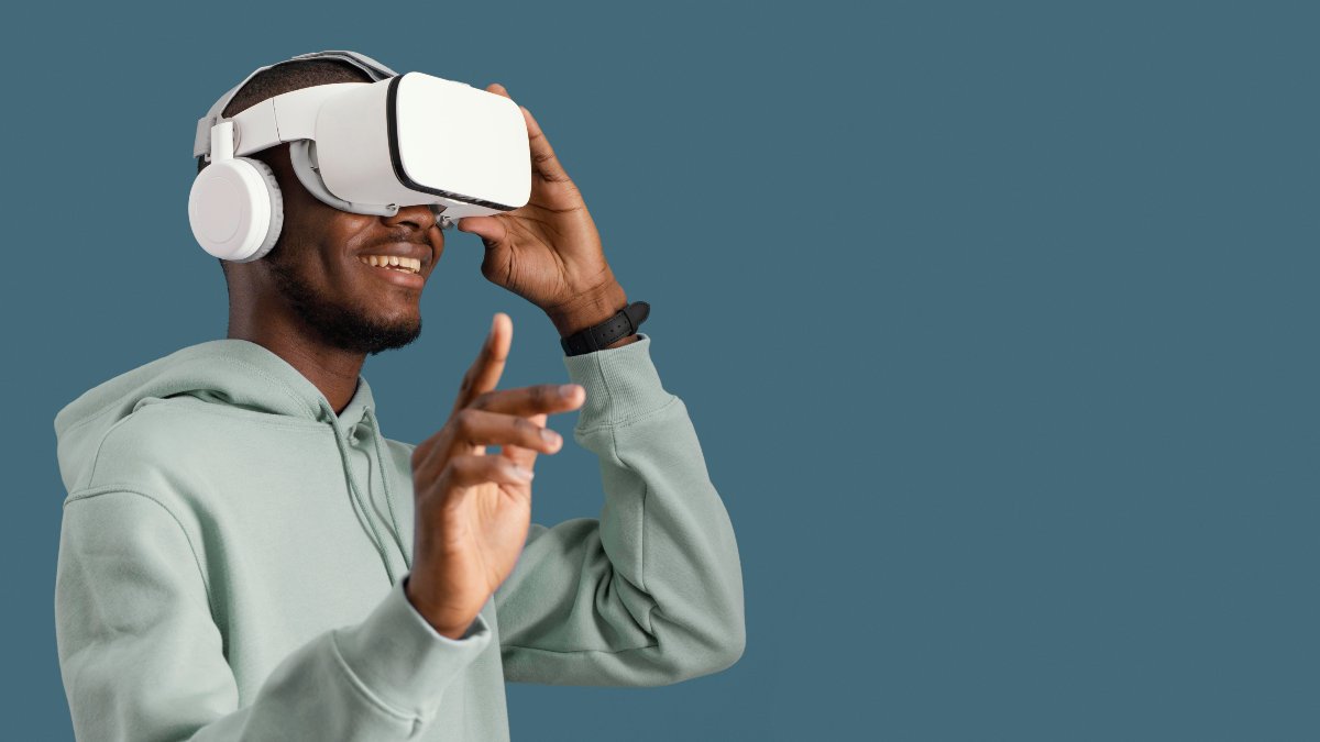 cultura-digital-Homem negro utiliza um dispositivo de realidade aumentada.